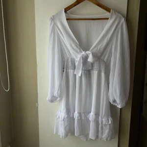 Fin sommarklänning  - Ett utav mina val som studentklänning men valde den andra! Bara testad fick hem den idag. Jätte fin som midsommarkllänning men ocksp student och andra finare tillfällen.