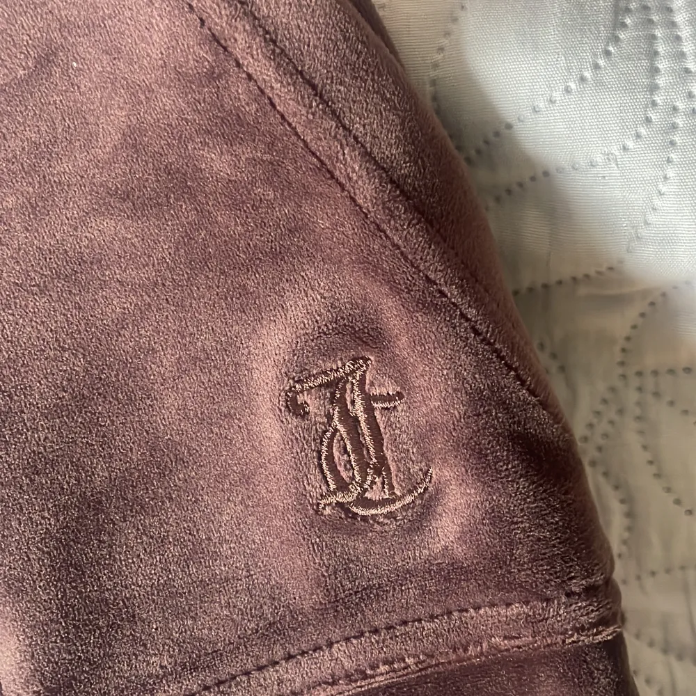Bruna Juicy Couture byxor i storlek XS, bra skick, använda ett fåtal gånger👍🏽. Jeans & Byxor.