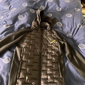 Cardigan (helt ny) - Säljer nu min cardigan som jag aldrig har änvänt, har bara prövat den. Kvitto finns bara att höra av sig om funderingar om jackan. Priset är inte skrivit i sten