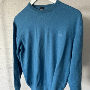 Hugo boss kashmir tröja  - Säljer nu denna snygga Hugo Boss Kashmir tröja då den inte passar mig längre! Storleken är S. Jag är 180 cm lång och väger 72kg. Tröjan är använd men är i väldigt bra skick!