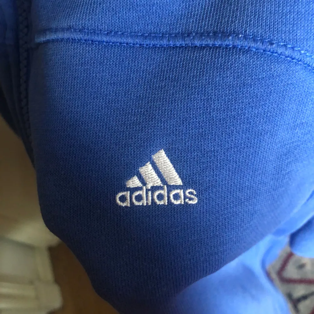 Fin Adidas zip up tröja, köpt på secondhand men aldrig använts, storleken är lite oklar då lapparna är bort klippta men passar mig som har storlek M!🥰 hör av dig vid frågot eller funderingar❤️(vet ej om det är äkta). Tröjor & Koftor.