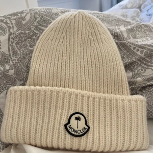 Moncler x Palm Angels mössa  - Limited edition mössa från moncler, använd varsamt och inga skador💖UNISEX Nypris 4300kr Pris kan diskuteras 😇
