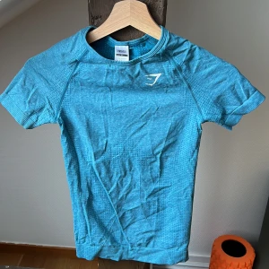 Gymshark topp - Blå träningströja från gymshark i strl S. Lite skrynklig men i fint skick!💗