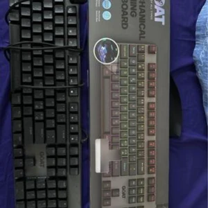 Gaming tangentbord och hörlurar  - 200 för keyboard och 150 för hörlurar 