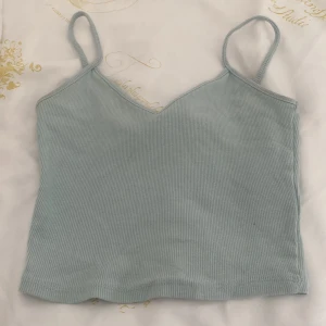 Blå top - Turkos top från Monki som är i bra skick, säljer för har ingen användning av den längre