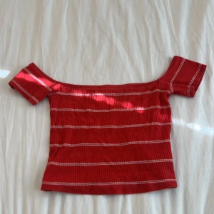 topp - röd randig offshoulder topp, köpt på best clothes, inga defekter🌸