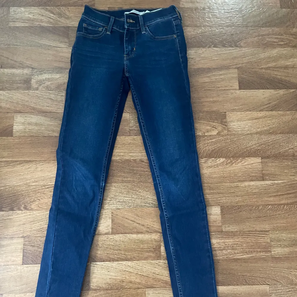 Mörkblå jeans från levis i storlek 24, superfint skick och jättesköna jeans som sitter som en smäck! Pris kan diskuteras. Jeans & Byxor.