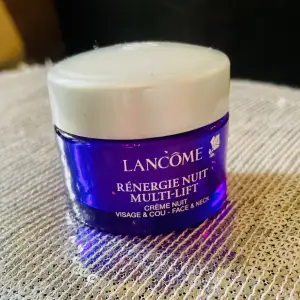 Lancôme Rénergie Multi Lift Night Cream 50 ml. Rénergie Multi-Lift Nuit är en uppstramande och rik nattcreme med en utjämnande effekt, som får huden att se mer ungdomlig ut. Huden känns fräsch och välutvilad. 15 ml 