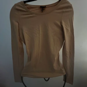 Tröja - Jag säljer denna tröjan eftersom jag har aldrig använt den! Tröjan är köpt från Cubus  