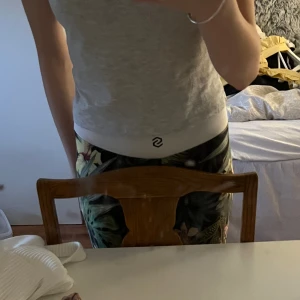 Stronger tights - Träningstights från populära Stronger. Aldrig använda, men de har en tråd som står ut därav billigare pris 💓  Priset går att förhandla vid snabb affär