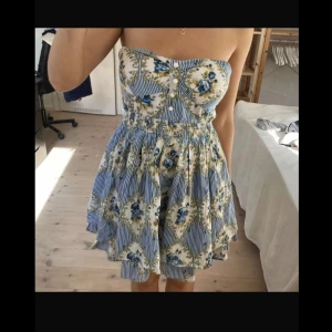 Somrig klänning - En jättefin klänning från hm. Ena bandet är trasigt men det går lätt att sy fast igen eller köra utan banden och ha den som en bandeauklänning! Hör av er om ni vill ha bild på defekten
