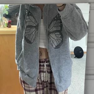 Rhinestone Kofta - Säljer nu denna koftan då den aldrig används längre. Köpt från SHEIN