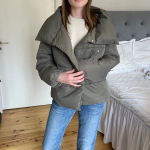 Grön jacka  - Grön dunjacka med cool detalj. Från only. Perfekt till vårdblocket höst! 💖💖