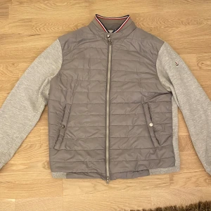 Moncler cardigan  - Säljer denna sjukt snygga moncler cardigan pga att den var för liten. Köpt på Plick. 9/10 skick inga defekter. Endast cardiganen medföljer. Skriv för fler frågor/bilder. 