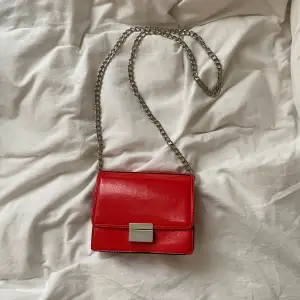 En liten röd handväska med kedja :)