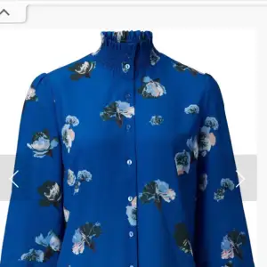 Jag säljer en blå blommig blus från Carin Wester. Blusen är i storlek 38. Säljer för 300 men priset kan absolut diskuteras om någon är intresserad 