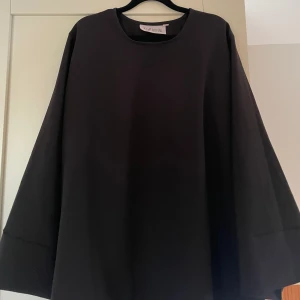 Abaya - Använts en gång   Handsydd abaya från Jawda.  Passar alla mellan 155-165, det elastiska bandet runt midjan gör den möjlig för alla mellan S-L