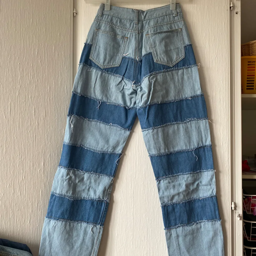Patchwork jeans i storlek S. Står inget märke.. Jeans & Byxor.