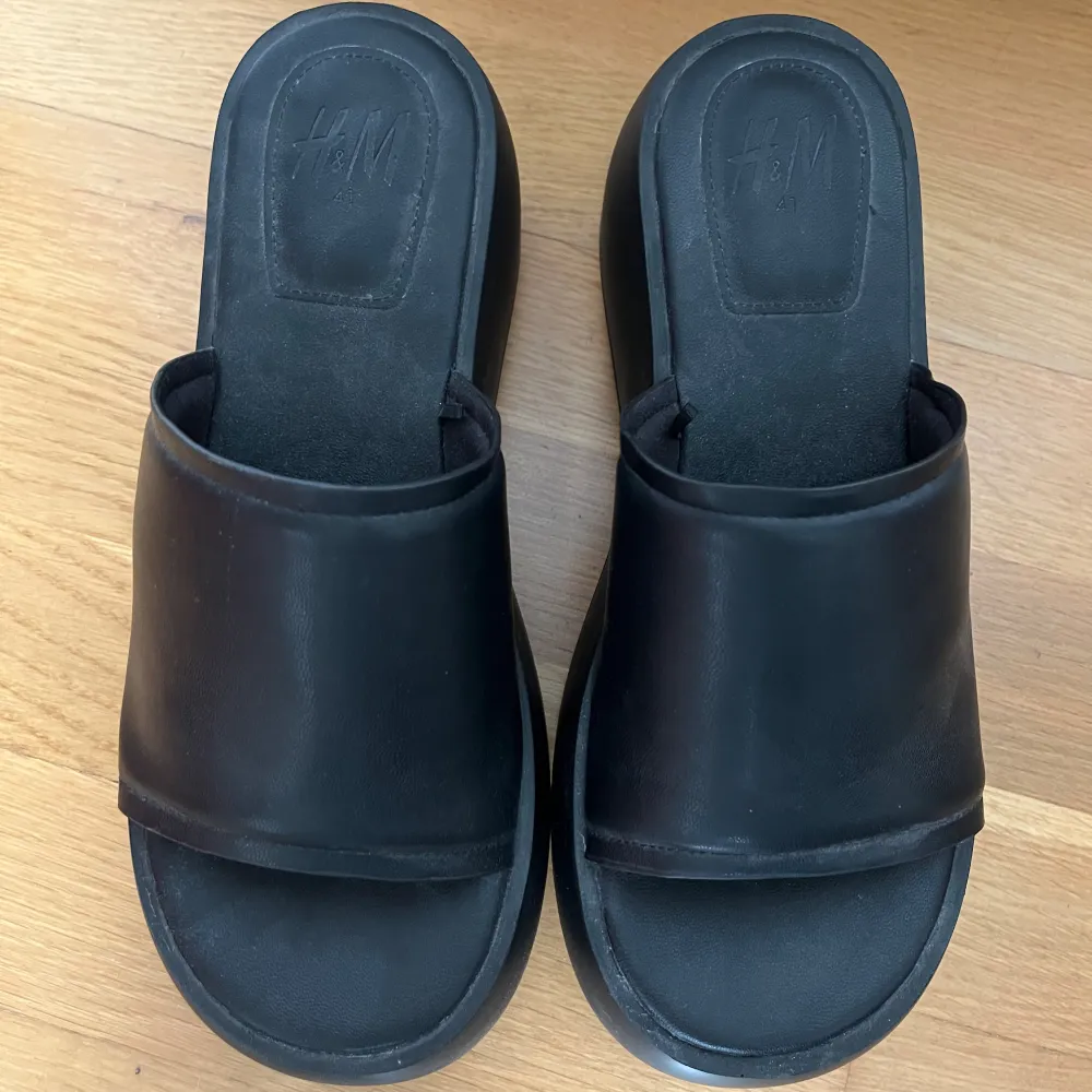 supercoola sandaler från h&m i storlek 41🤍 aldrig använda!. Skor.