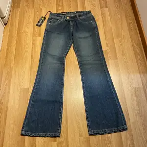 (11)  Lågmidjade bootcut jeans helt nya med lappar kvar, från amazing. Midjemått rakt över: 34, Innerbenslängd: 83 cm 🩵