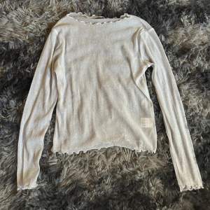 Säljer denna fina tröja från Brandy Melville som inte används, Såå fin och stretchig. Passar många storlekar 💗