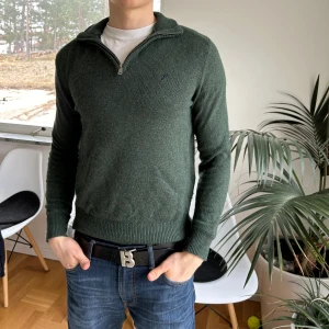 Halfzip ifrån PIER ONE - Halfzip ifrån PIER ONE i storlek S 