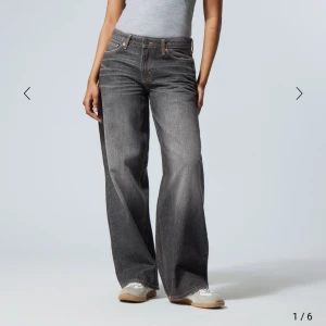 weekday ample jeans - lågmidjade gråa jeans från weekday i modellen ample🤍 supersnygga och bekväma! storlek W32 L34