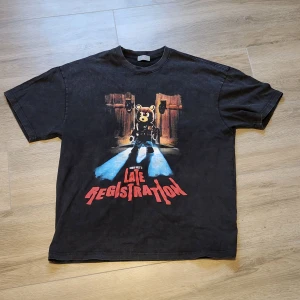 Kanye late registration tee - Säljer pga den inte används, bra skick, skriv om mått önskas💯🤙 (är även upplagd på vinted