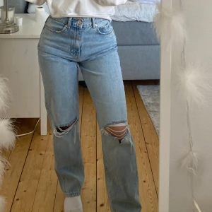 90’s petite jeans - Den populära modellen 90’s jeans modellen från Gina tricot i petite längd. Väldigt fint skick och använda Max 10 gånger. 