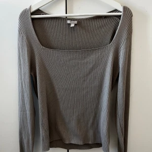 Ribbad tröja H&M - Ribbad långärmad tröja från H&M, tyvär för stor för mig.