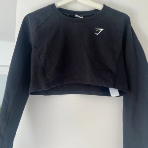 Gymshark topp - Kort Hoodie/tröja från Gymshark! Använd fåtal gång! Storlek s💕