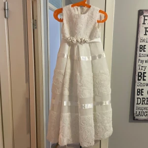 Bröllopsklänning barn - Denna fina bröllopsklänning till ett barn mellan 5-6 år!🥰