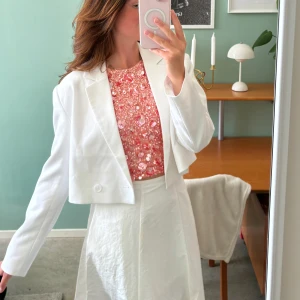 Kavaj  - Kort kavaj från Gina trixar. Storlek M, jag har den lite mer oversized, slutar vid midjan🩷🩷