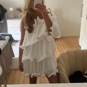 Klänning - Jag säljer min fina klänning från Nakd då jag inte har mer användning av den. Den är använd en gång på min skolavslutning så den är helt som ny! 