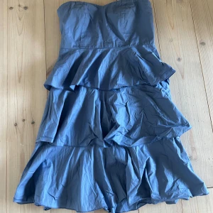 Volang klänning  - Jätte söt volang klånninh fråm nakd, inga defekter!!