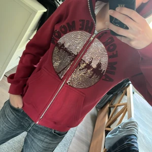 Aim frome the moon - Säljer denna fina tröjan då den inte kommer till användning och är sugen på något annat. Den är köpt här på plick och då va den ungefär ny. Skick 8/10 saknas några stennar. Pris kan diskuteras 