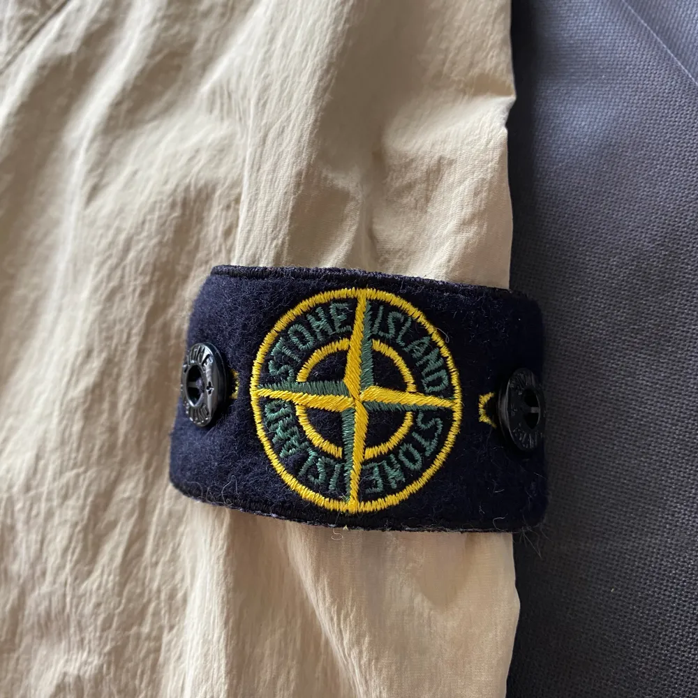 Fantastisk äkta Stone Island sommarjacka som är vind och vattentät till salu för 2499 kr! Aldrig använd - ett perfekt tillfälle att lägga vantarna på en unik jacka. Fick den i jul men den är tyvärr för liten. Original pris för jackan var 5500 kr.. Jackor.