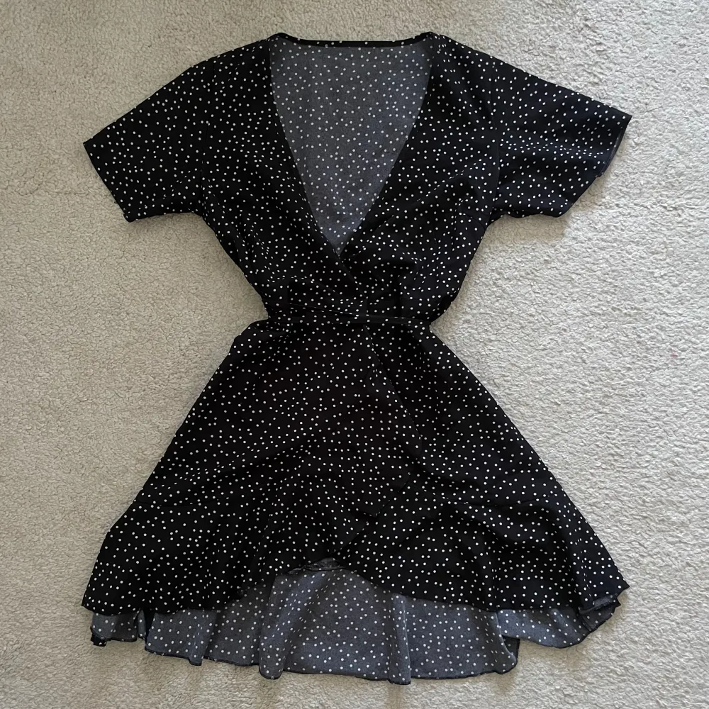 En jätte snygg svart klänning från Shein, använd endast ett par gånger 🍒❤️❤️. Klänningar.
