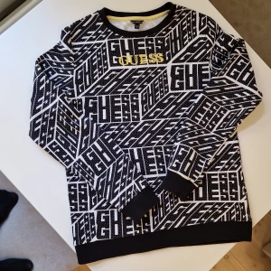 Guess svartvit tröja kille - Fin svartvit sweatshirt för kille. Storlek: 16 år. Så gott som ny. Endast använd två gånger.