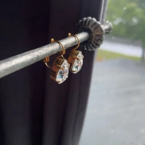 Örhängen - Caroline Svedbom örhängen, mini drop clasp earrings/Crystal. Aldrig använda, bara testade. Nypris 695 kr.