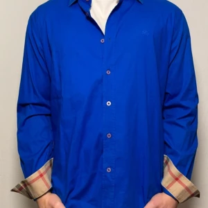 Burberry skjorta  - Helt ny skjorta 10/10 köpt på nk. Storlek l passar m. Medföljer 2 nk påsar.