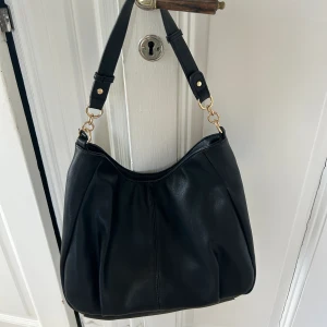 Handväska - En svart superfin handväska med guld detaljer❤️‍🔥