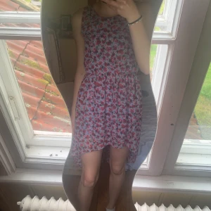 Klänning - Blommönstrad klänning i gott skick. Storlek 152