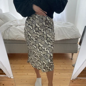 Satinkjol - Satinkjol från HM, storlek 38. Knappt använd. Gott skick!! 💕