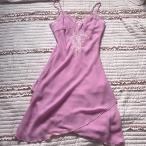 Somrig rosa klänning ❣️💕 - Jättefin somrig rosa klänning 👗❣️vet inte storleken och har knappt använt den 🤗💕köparen står för frakten ✨