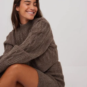 Stickad tröja  - Stickad tröja från NAKD, använd 1 gång. 