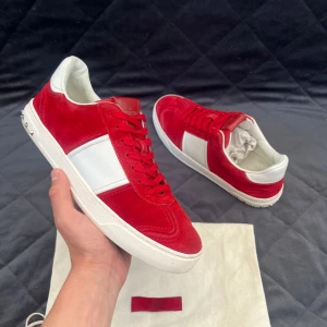 Valentino flycrew  - Säljer nu dessa Valentino Flycrew skorna som är perfekta inför sommaren! Bra skick och endast 1 nit saknas. De är i storlek 41 men passar även 42. Dustbag medföljer vid köp! Vid ytterligare frågor eller funderingar är det bara att höra av sig! 🥂