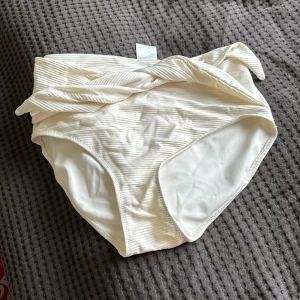 Bikini - Underdel med snöre man kan knyta, bra skick och vit