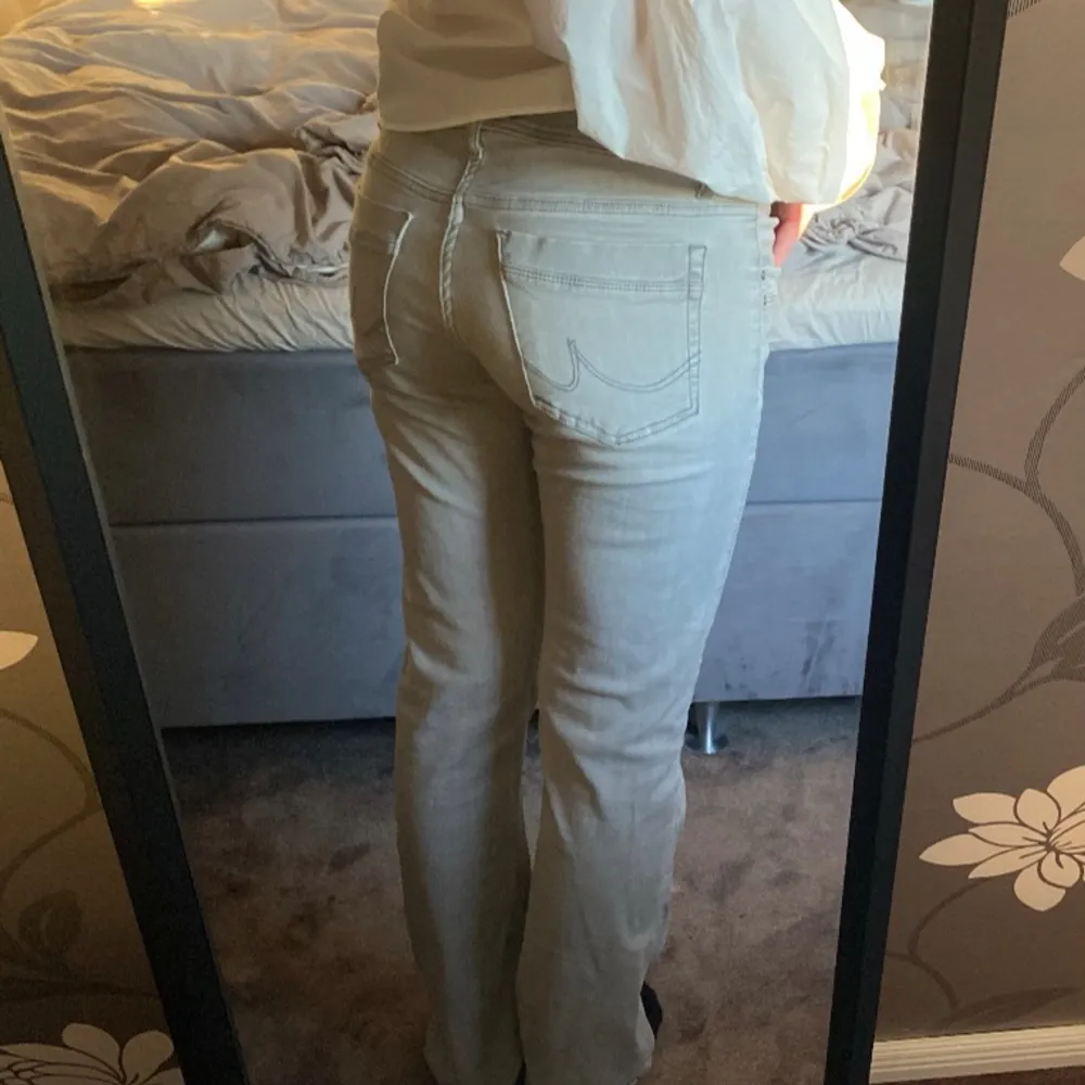 (lägger ut igen pga oseriösa köpare)superfina gråa jeans från ltb, favvo jeans som blivit för stora så i använt skick🤍. Jeans & Byxor.