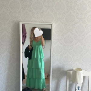 Volang klänning💚 - En super fin sommar klänning💚 endast använd 1 gång, säljer då den inte kommit till någon användning.  Nypris:599kr  Längd: 171cm